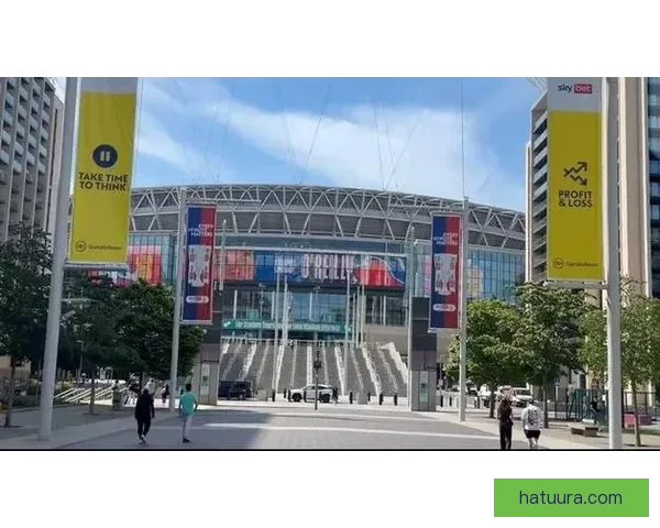 温布利外墙大名单无人驻足观看 温布利外墙大名单无人驻足观看